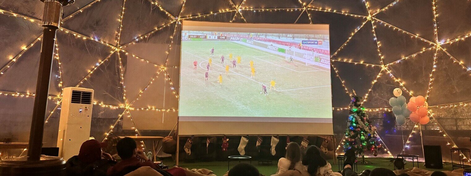 Показ игр Лиги чемпионов на крыше под открытым небом в Алматы